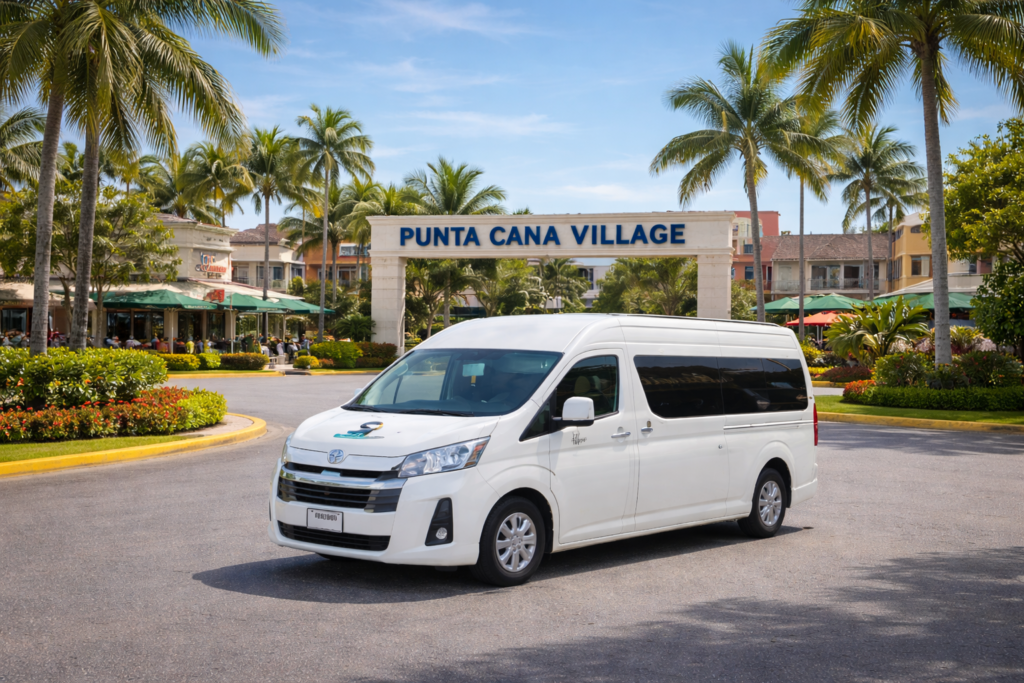 Una camioneta de pasajeros afura de un hotel en Punta Cana