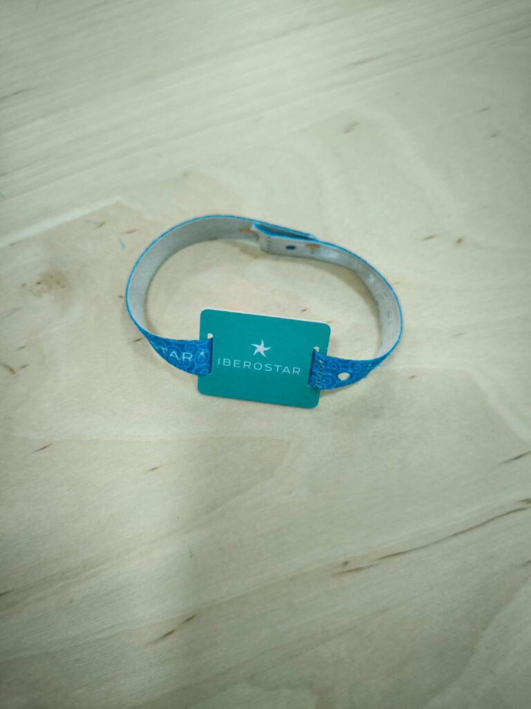 Una pulsera perdida de hotel