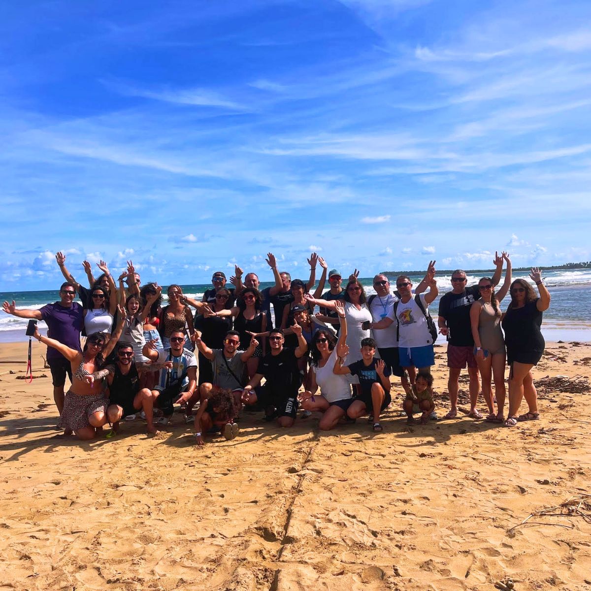 Un grupo de turistas que viajaron a punta cana, en la playa