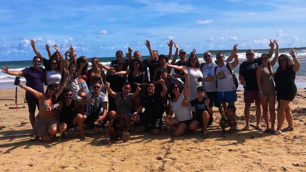 Grupo de personas en una playa de República Dominicana