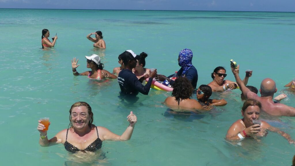 Personas nadando en el mar