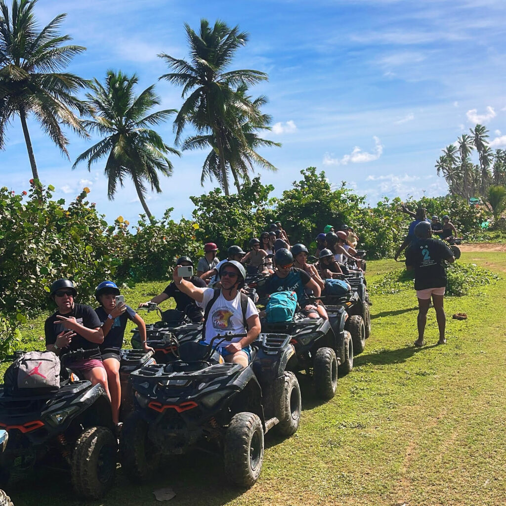 Personas en motos teniendo un día afuera del hotel