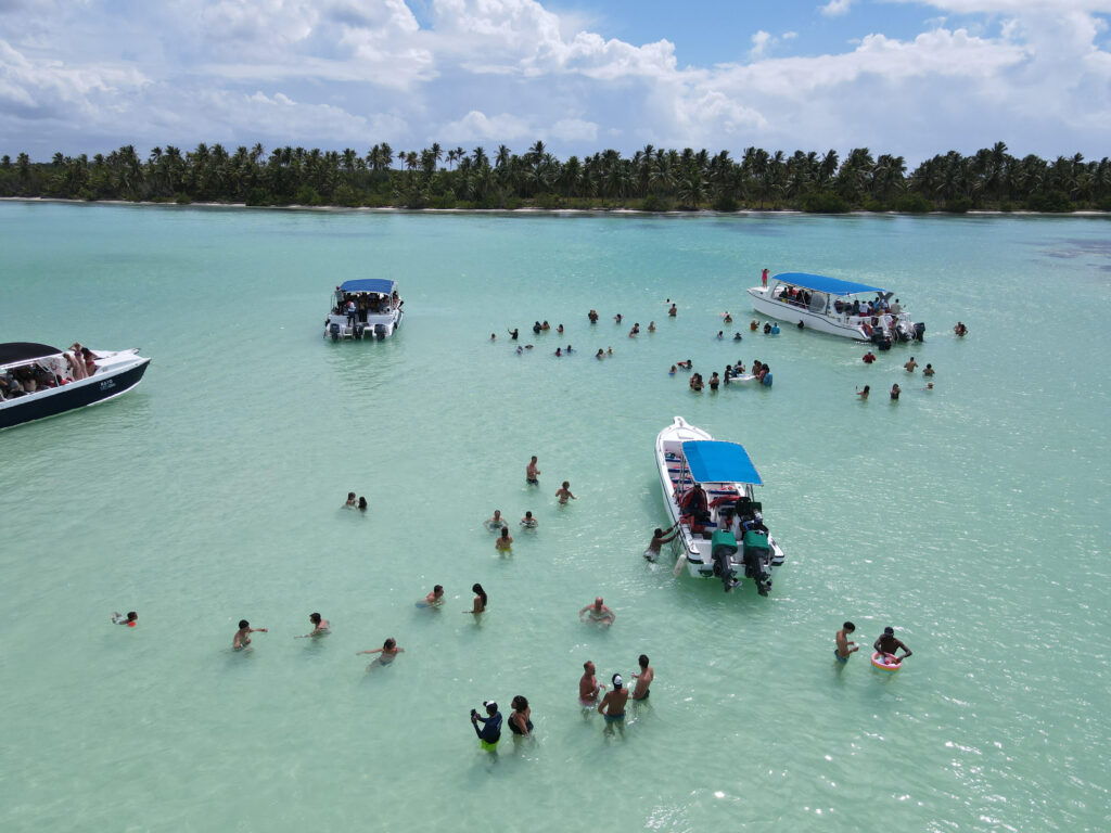 Playa de Punta Cana con gente en el mar
