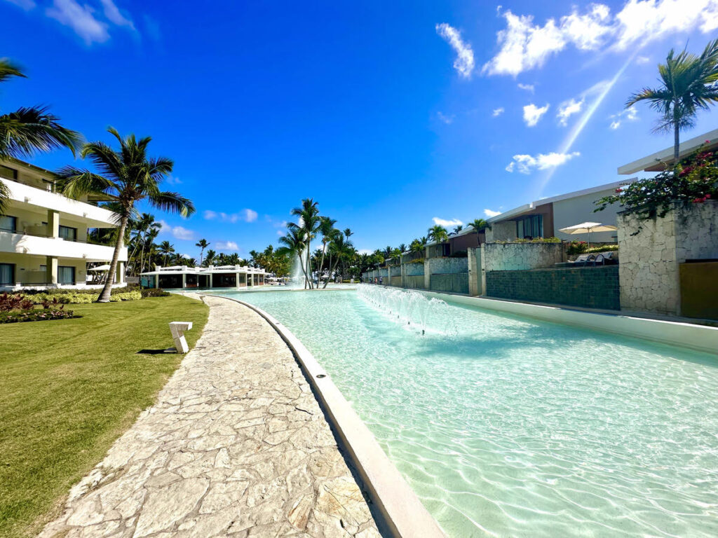 Hole Catalonia Royal Bávaro, con una piscina enorme y habitaciones