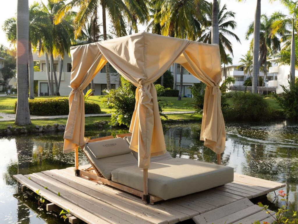 Hotel Catalonia Beach con un camastro en medio de un lago