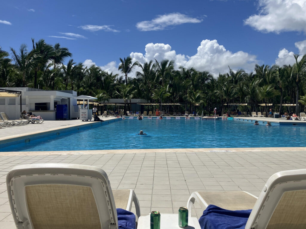 Hotel Riu República, con su piscina