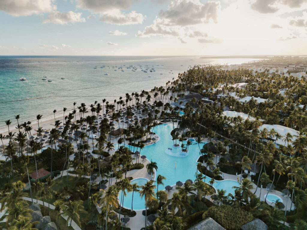 Hotel Meliá Caribe Beach, vista aérea a sus piscinas.